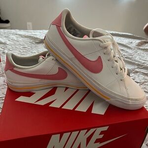 Nike Court Legacy sneakers!!